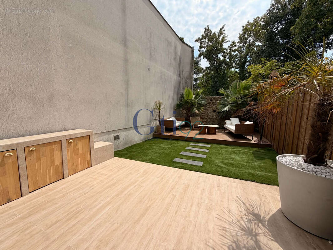 Maison recente avec un agreable jardin de plain pied - nombreux rangements ! - photo 2