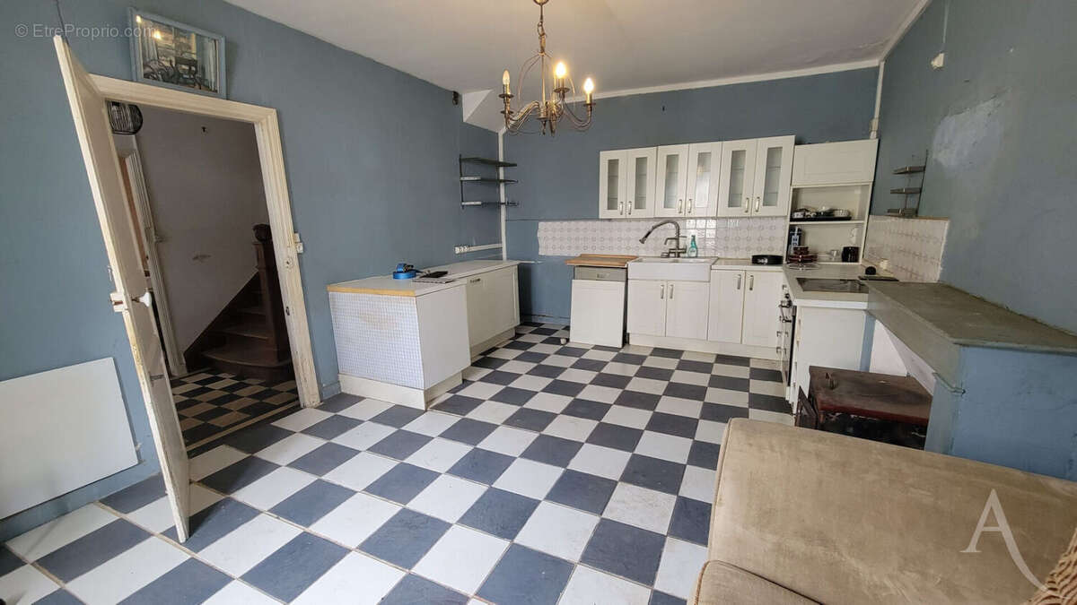 Maison de caractère à rénover au coeur du bourg historique de Saint-Étienne-du-Bois - photo 5
