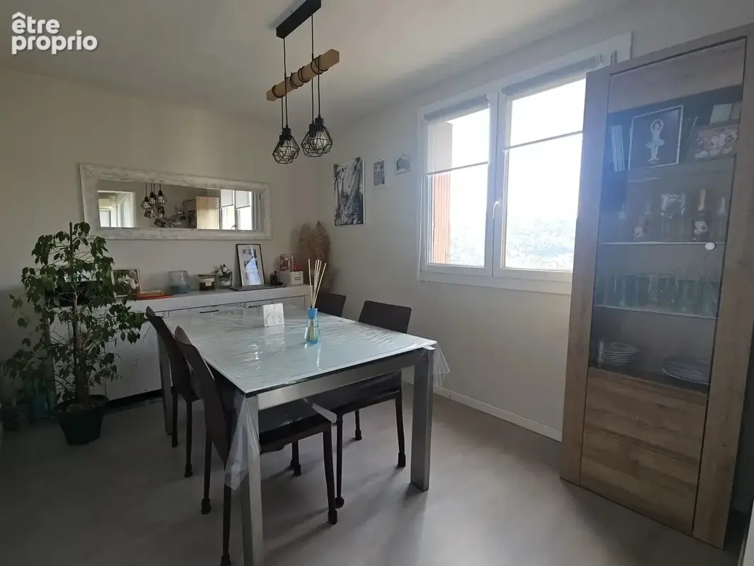 La Rouvière. Appartement T4/T5 de 86 m² en étage élevé avec triple exposition, vue mer et collines. - photo 9