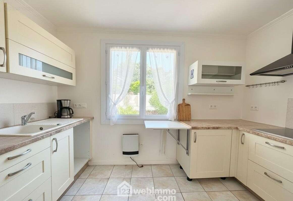 Cuisine indépendante fonctionnelle offrant de belles possibilités de modernisation. - Appartement à FREJUS