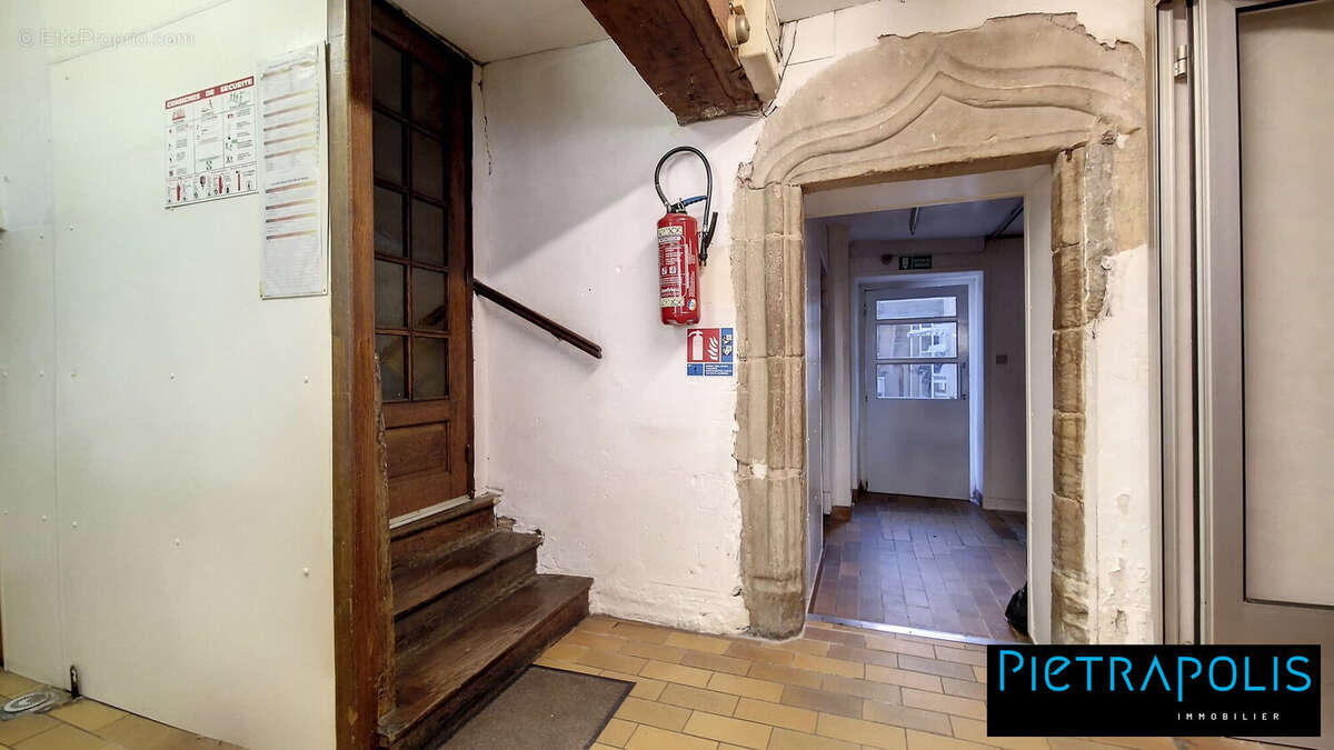 Appartement 380 m² à La Clayette  - photo 4