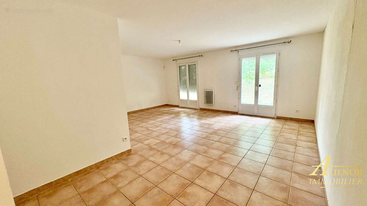 Maison à NOTRE-DAME-DE-SANILHAC