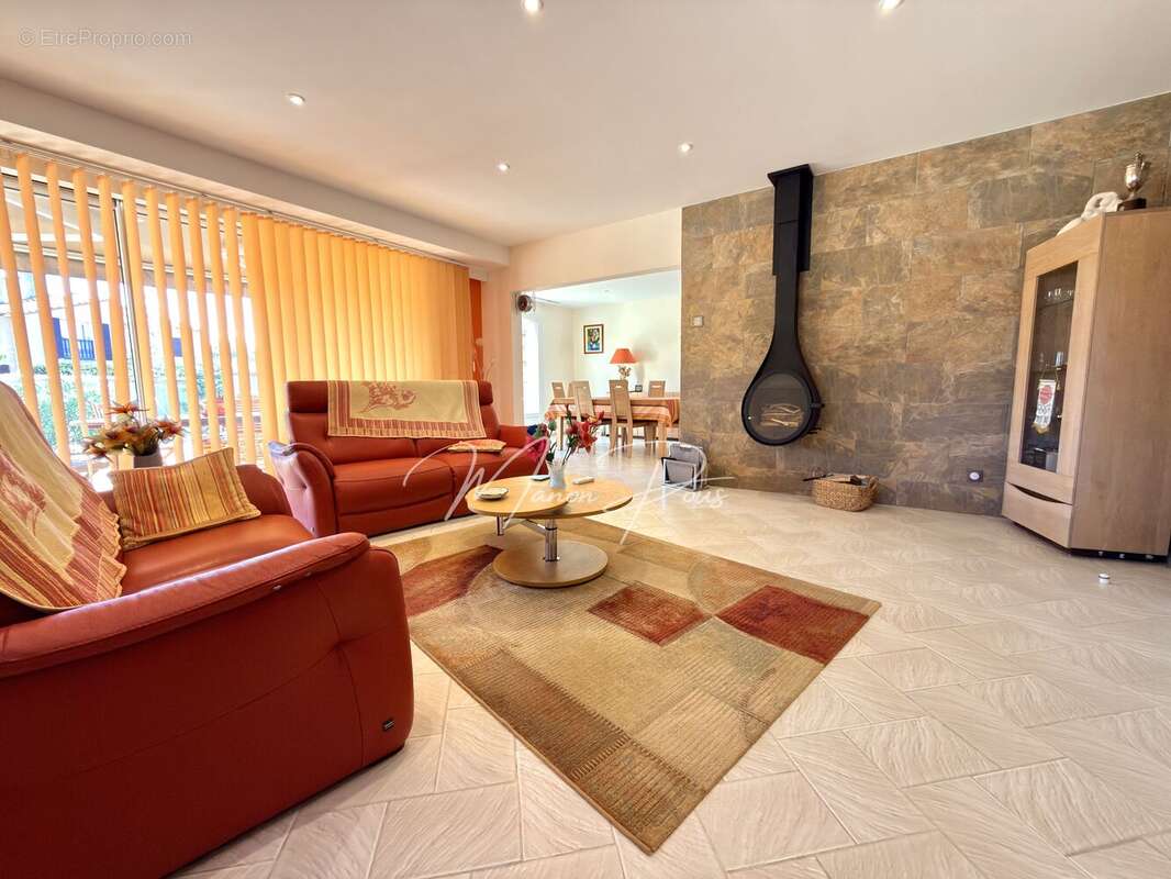 Maison 190 m² à Saint-Esteve  - photo 4