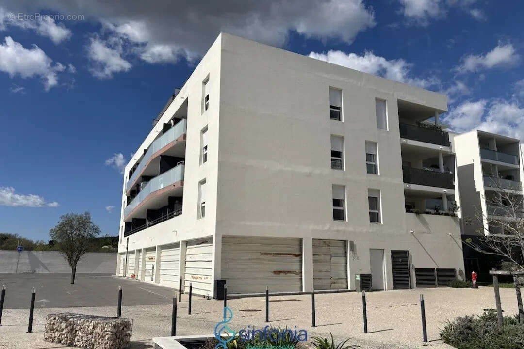 Commerce à JUVIGNAC