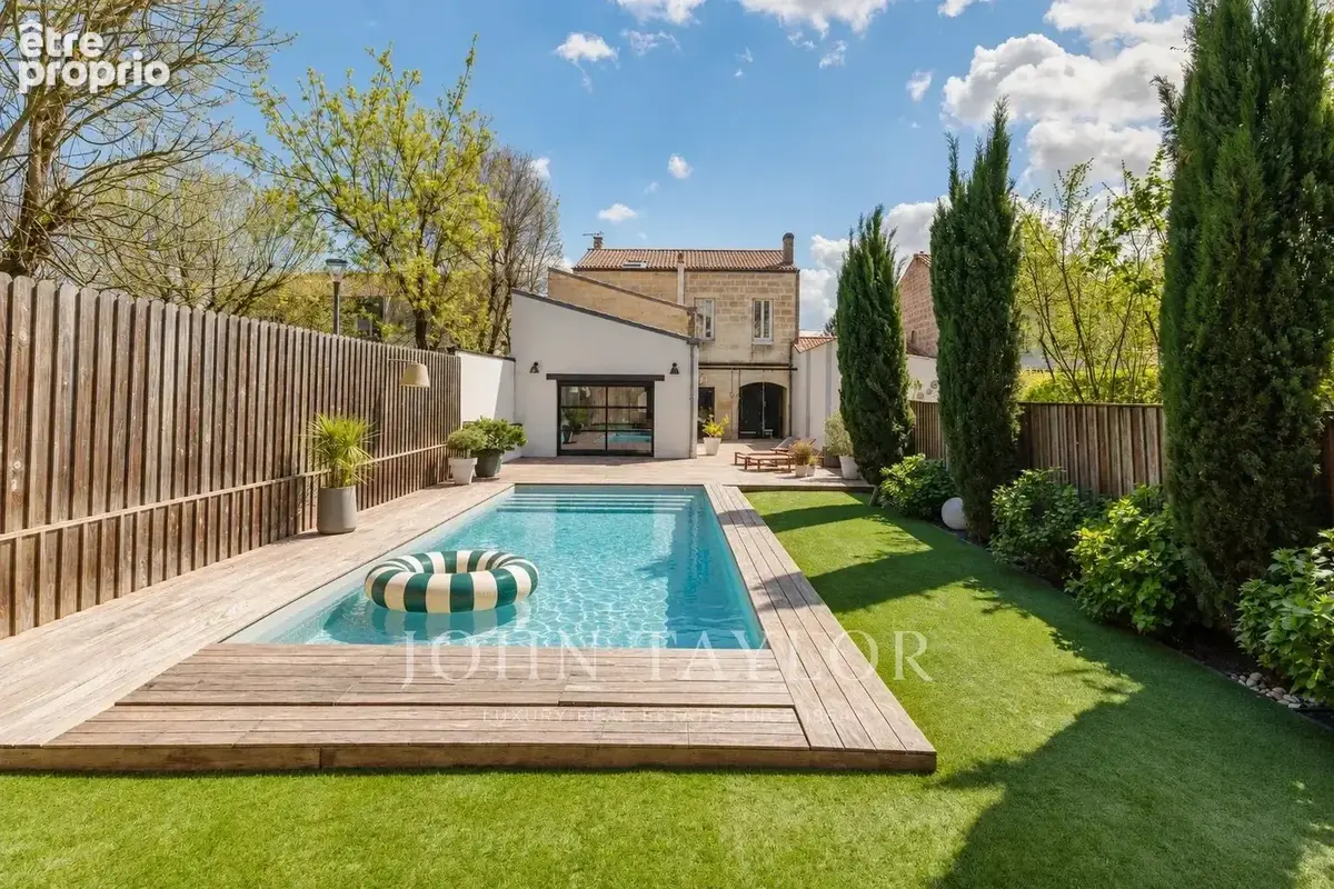 Magnifique maison de ville rénovée avec terrasse, piscine et dépendance - photo 2
