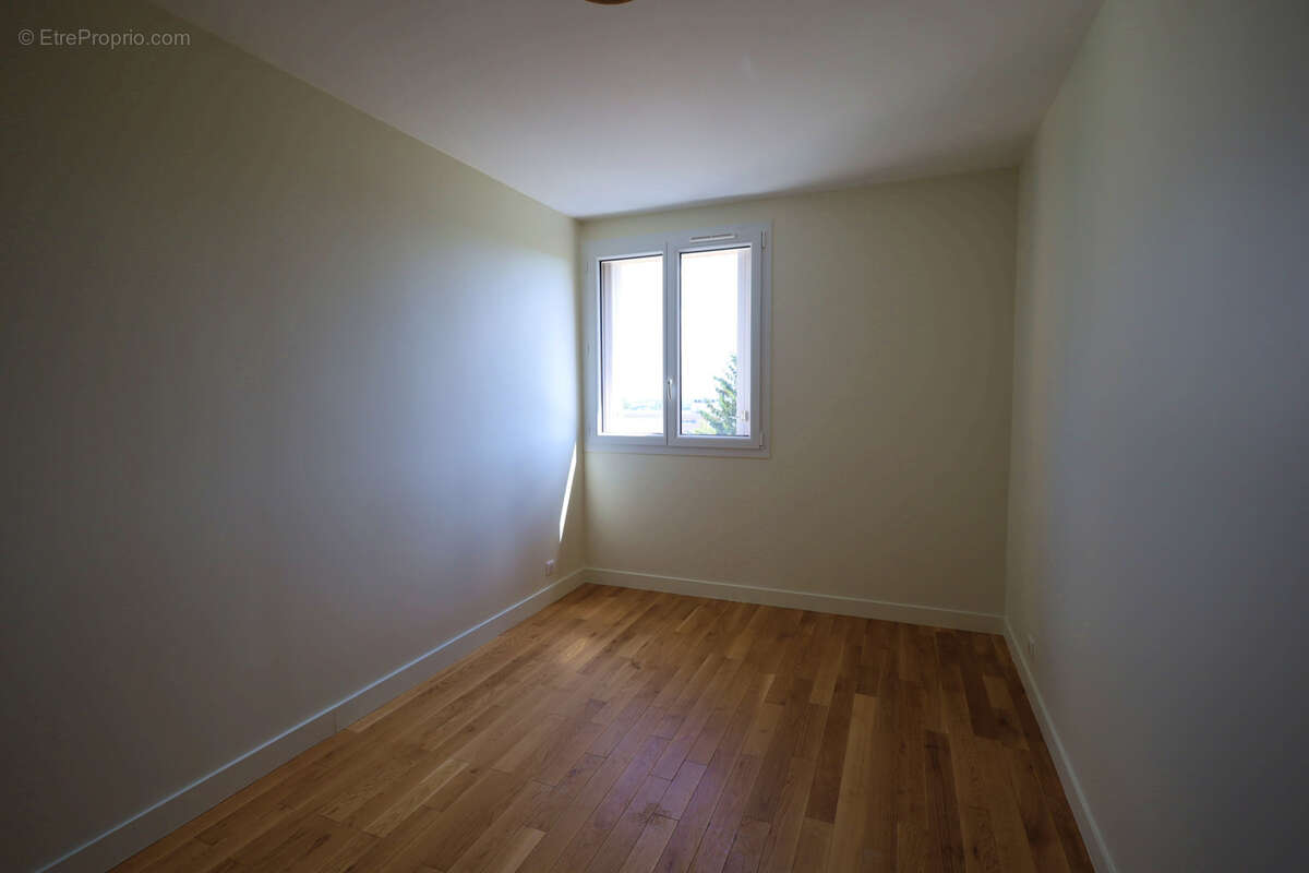 LE PLESSIS-ROBINSON - Appartement 4 pièces - 73,98 m2 Carrez - Lumineux, entièrement rénové, sans vis-à-vis. - photo 8