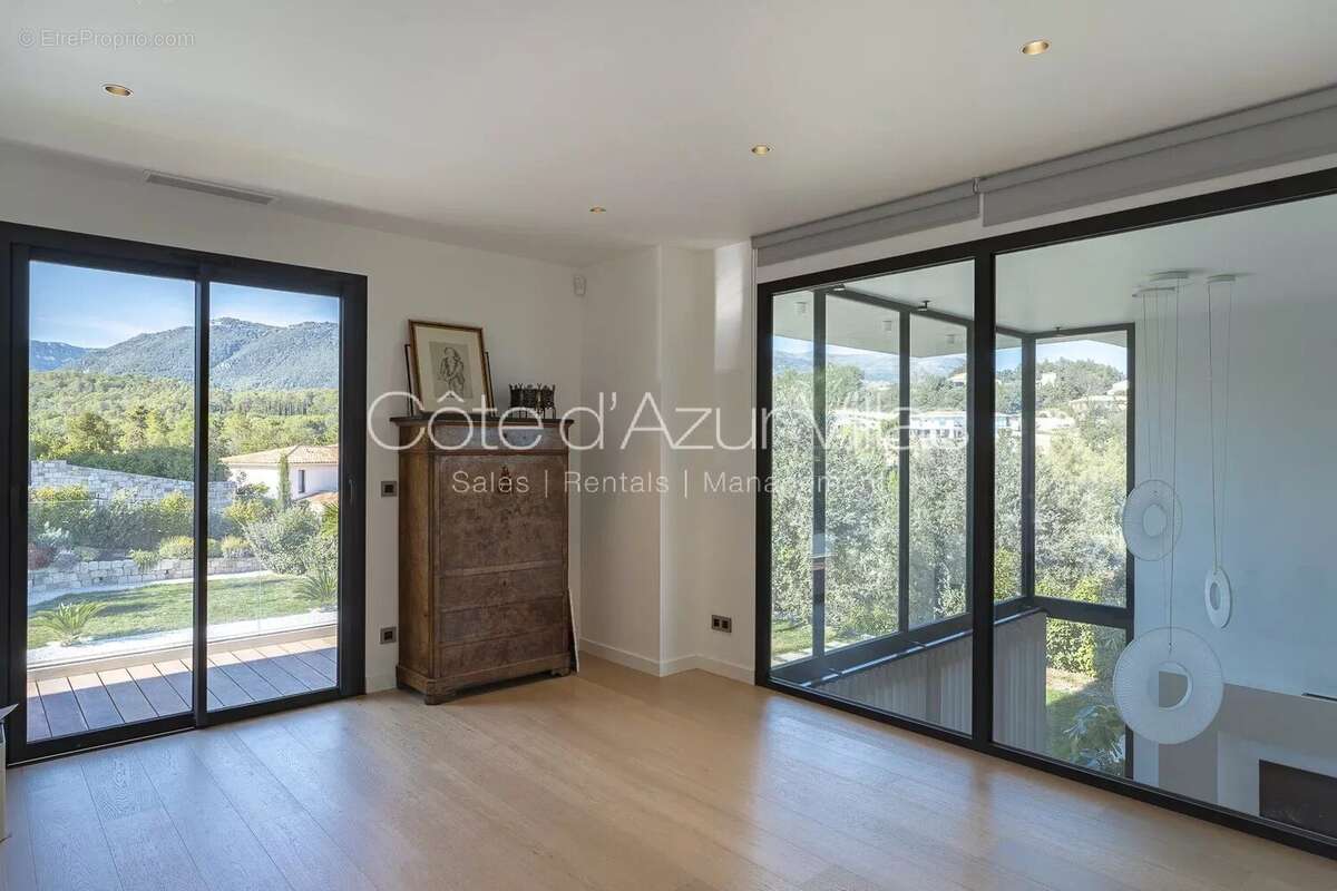 Maison à ROQUEFORT-LES-PINS