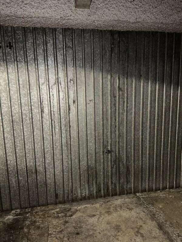 Parking à PARIS-18E