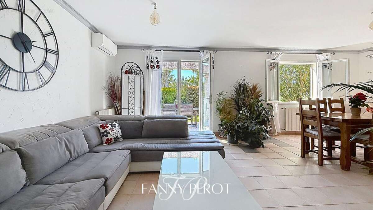 A Saint-Cyprien, maison 4 faces de 120m² sur une parcelle de 838m² avec piscine et garage - photo 5