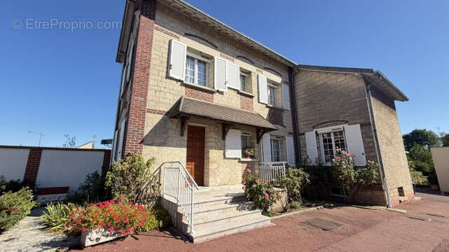 Belle maison ancienne avec grand terrain et garage double ! - photo 1
