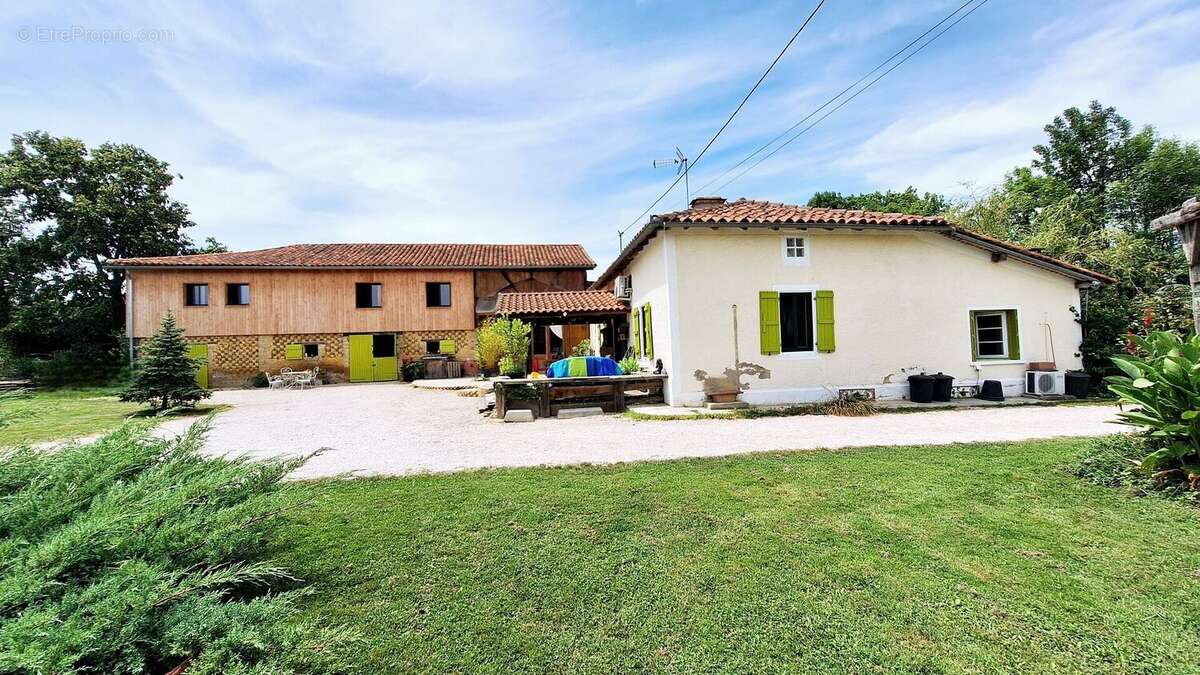 Main house and appartement/ maison principale