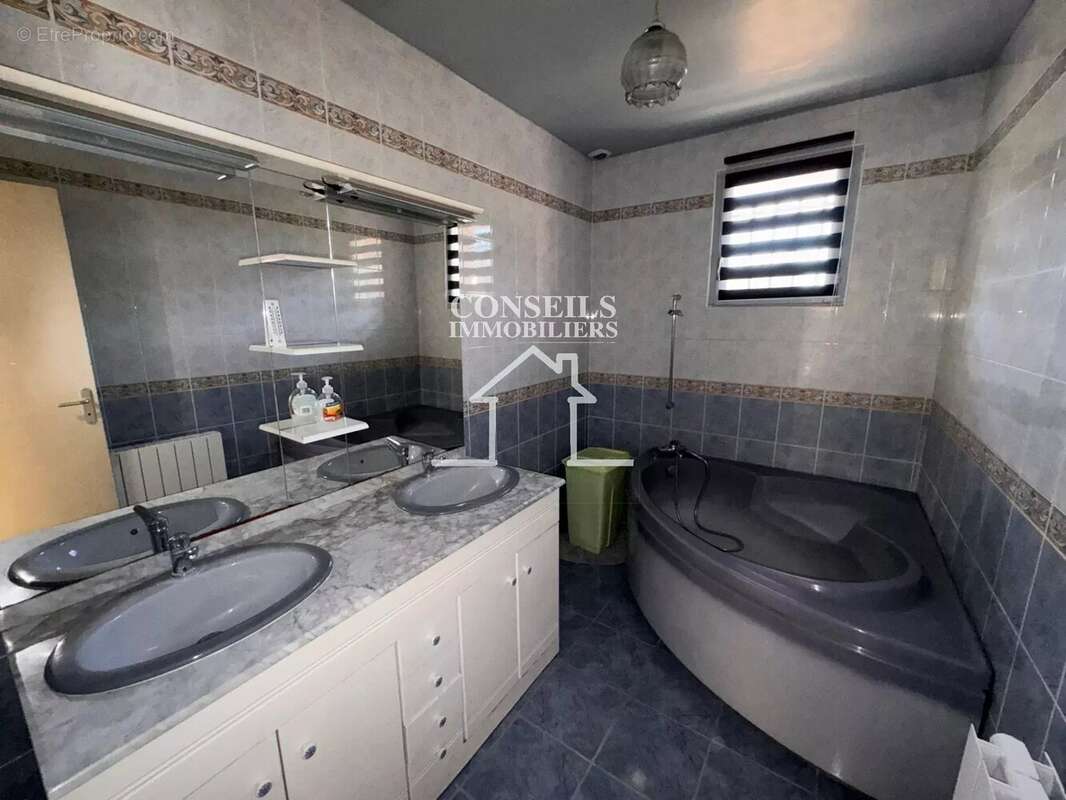 Maison à VILLENEUVE-SUR-YONNE