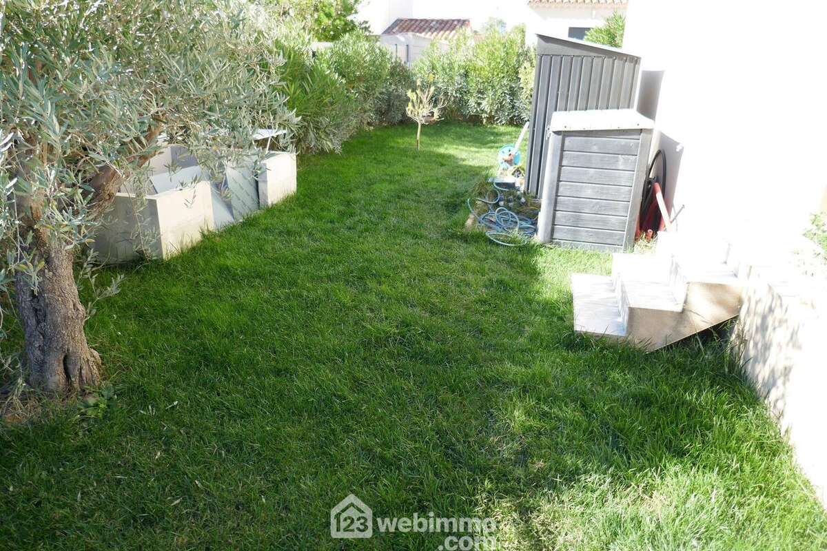 Sur le côté de la villa, coin barbecue, commandes d'arrosage automatique et forage - Maison à ARLES
