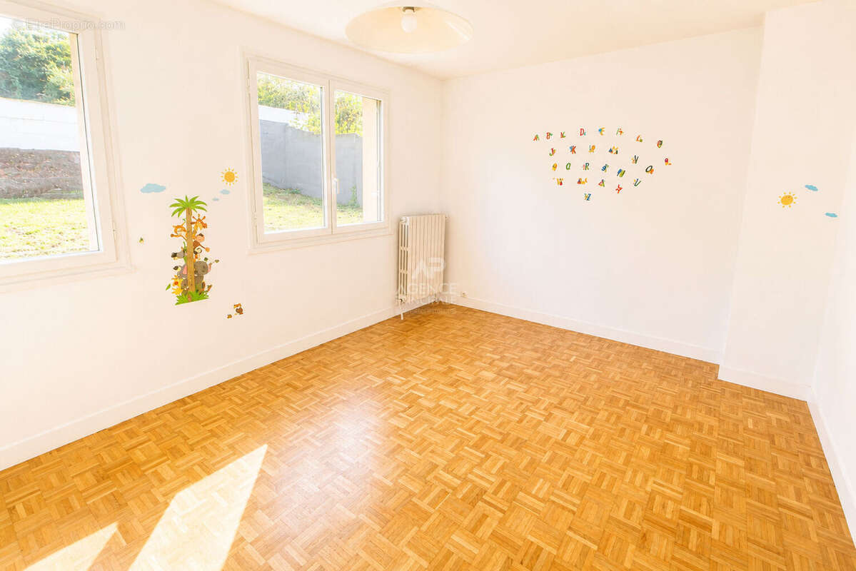 Maison à CHANTELOUP-LES-VIGNES