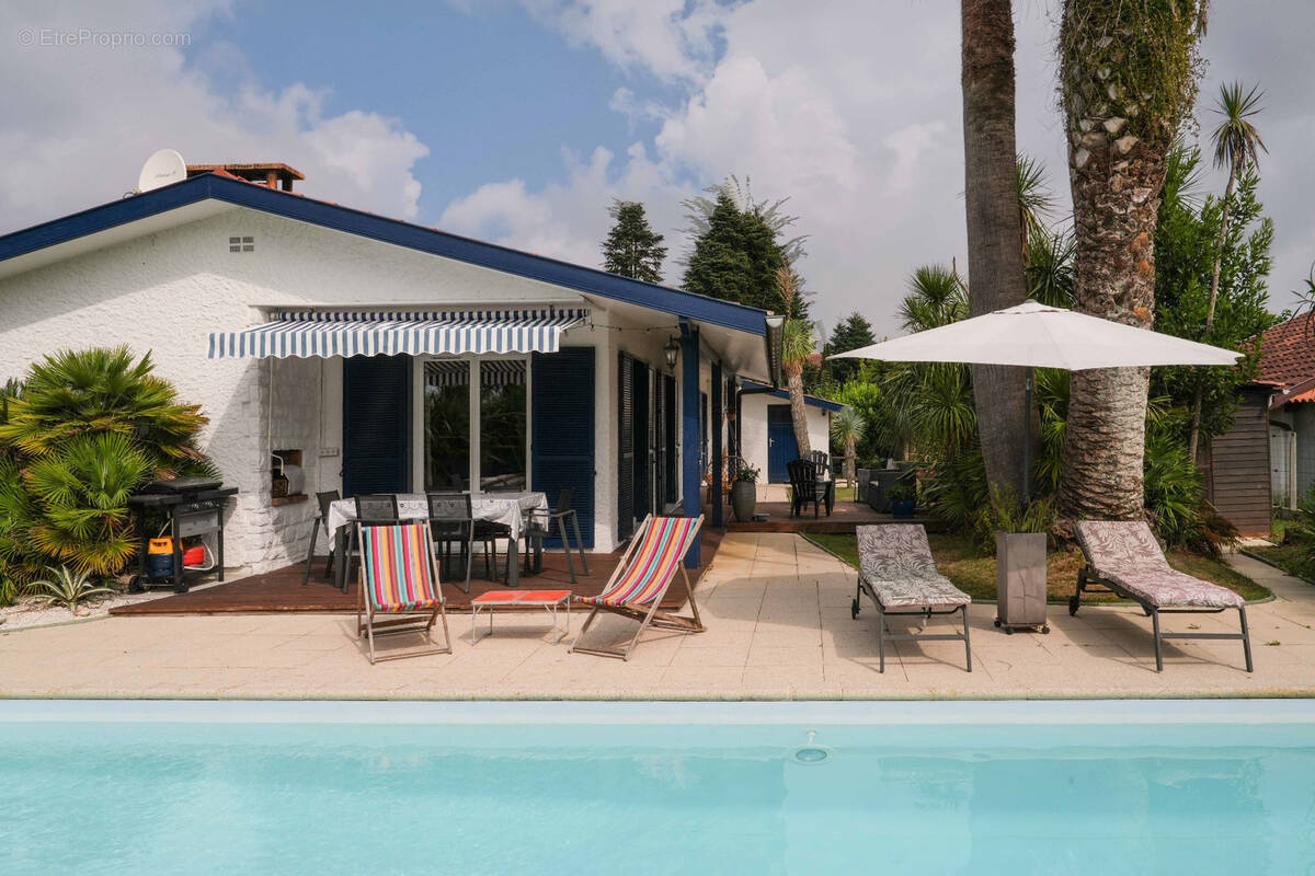 Derrière son portail se cache une belle surprise… Une villa de plain-pied entièrement rénovée, tournée vers un jardin paysager e - photo 1