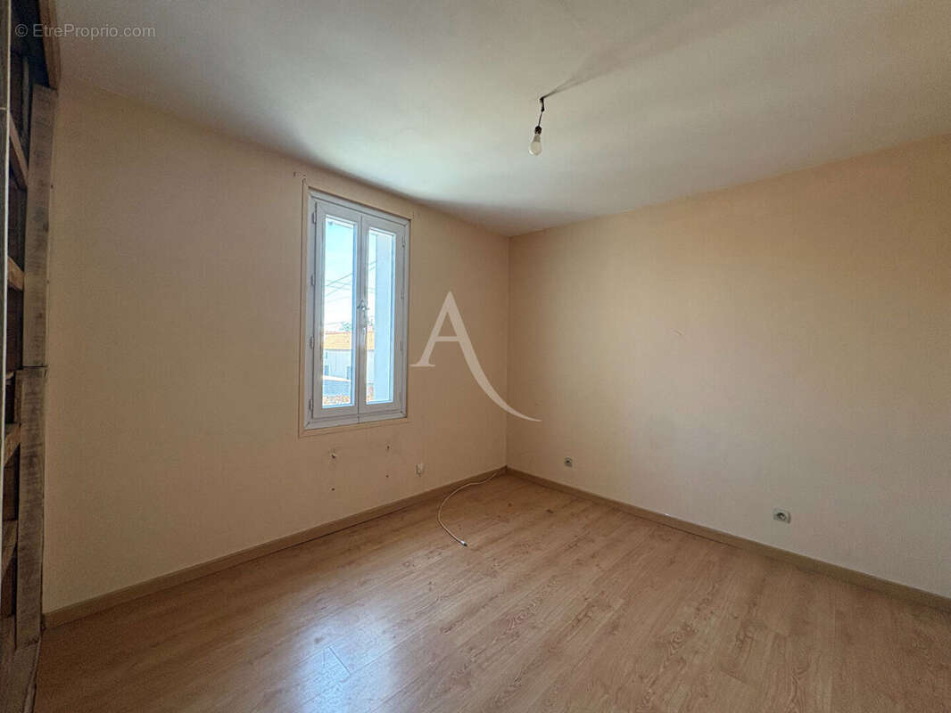 Maison 9 pièces - 3 chambres - NALLIERS - photo 8