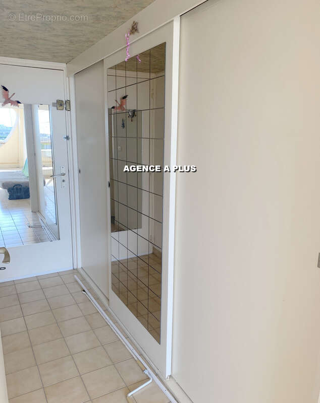 A vendre - studio vue port plage nord - photo 9