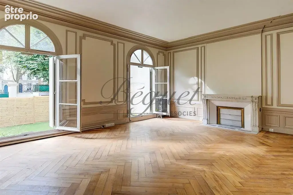 Tours (37000), Indre-et-Loire – Maison rénovée de 330 m², 6 chambres, jardin et 2 parkings - photo 1