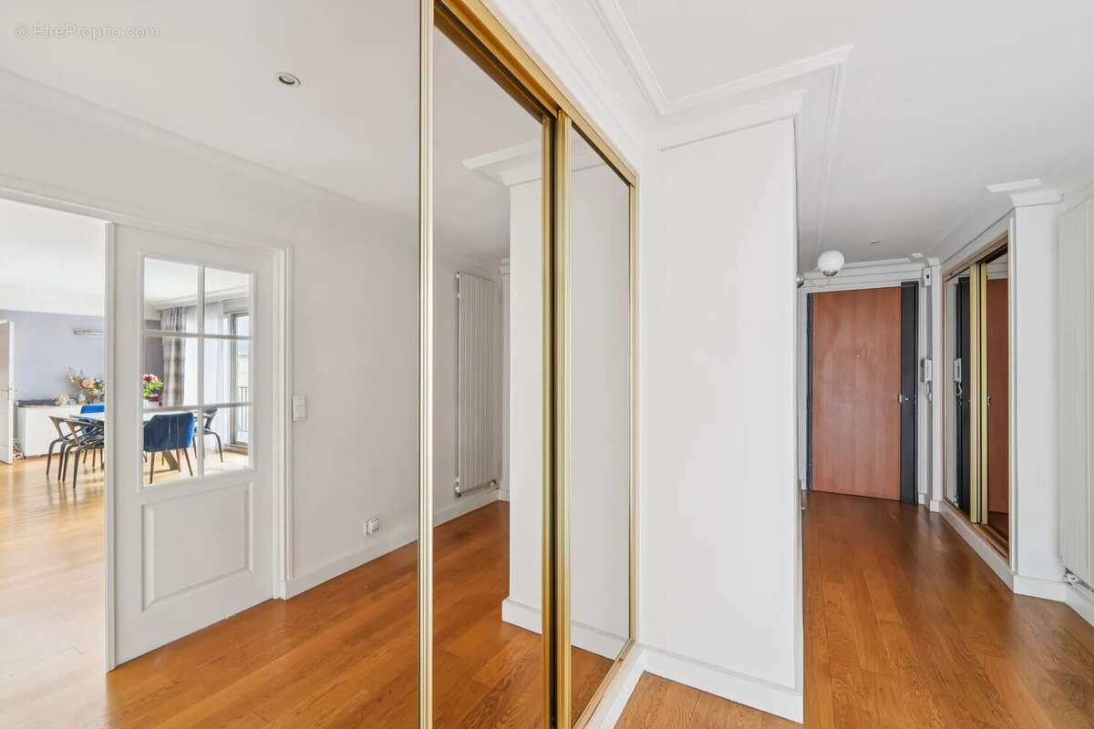 Appartement à PARIS-16E