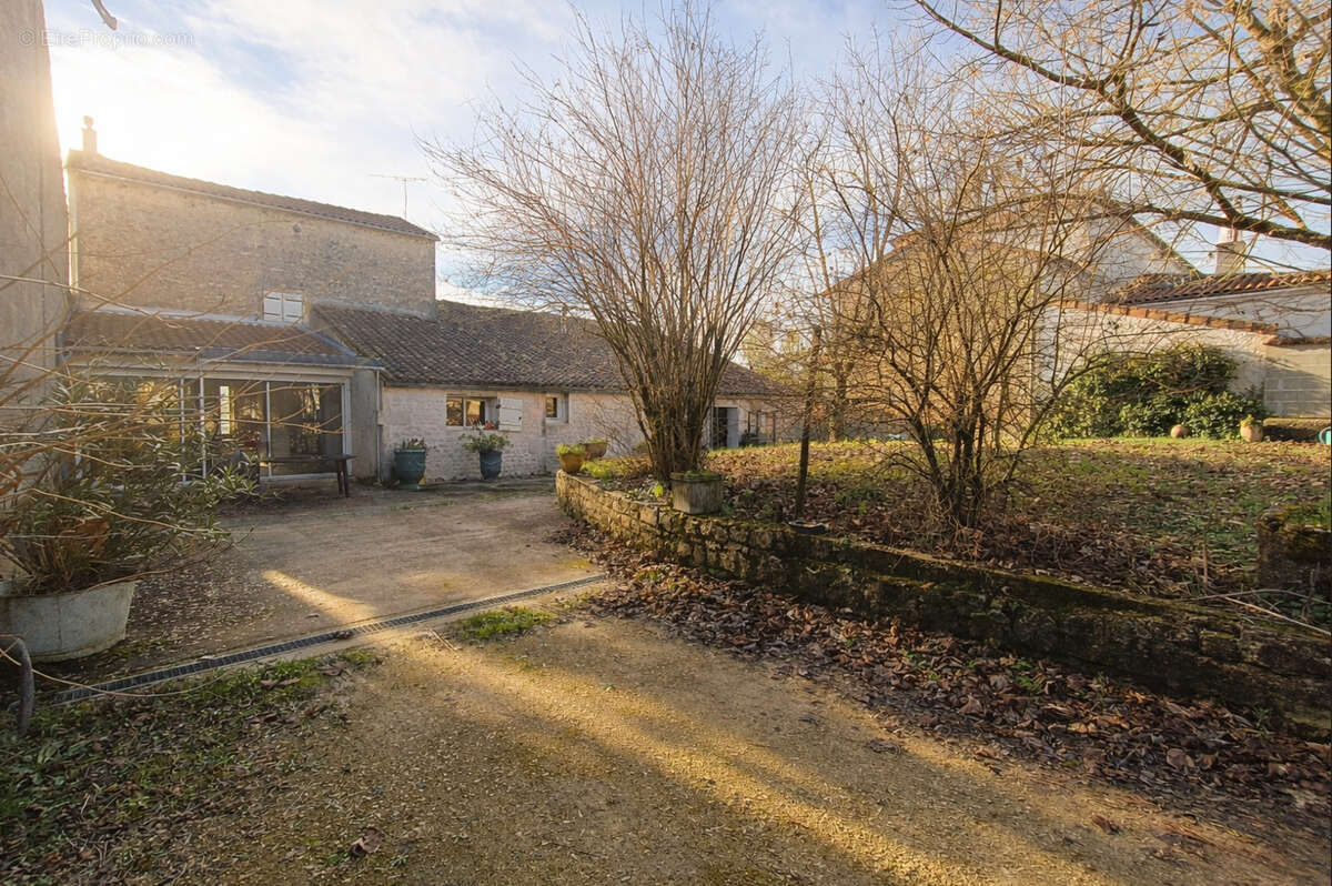 Maison 5 pièces 197 m²  Foussignac - photo 3