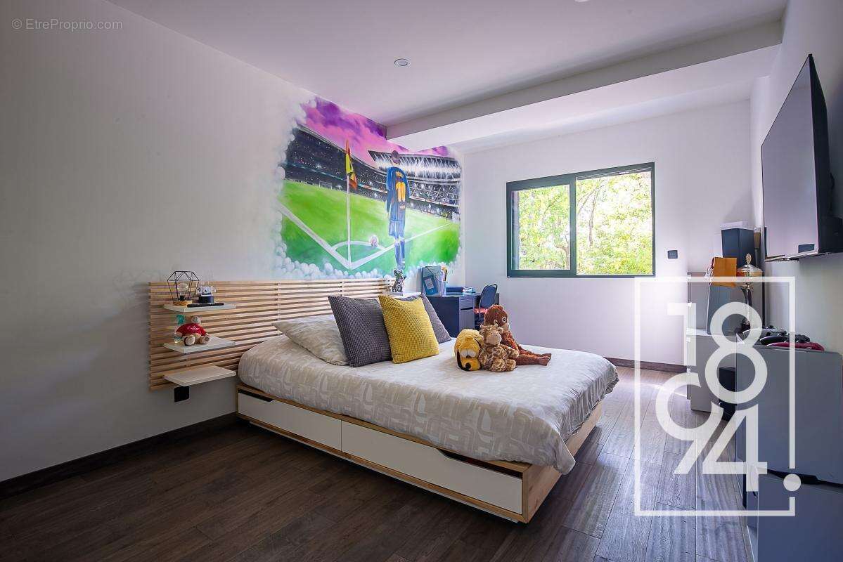 Maison 6/7 pièces de 215m2, terrain paysagé 3350m2, piscine, pool house, City stade, terrain de boule et 15 places de parking - photo 10