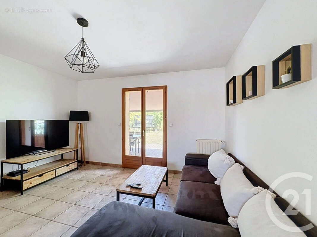 Maison 111 m² à La Riviere-De-Corps  - photo 4