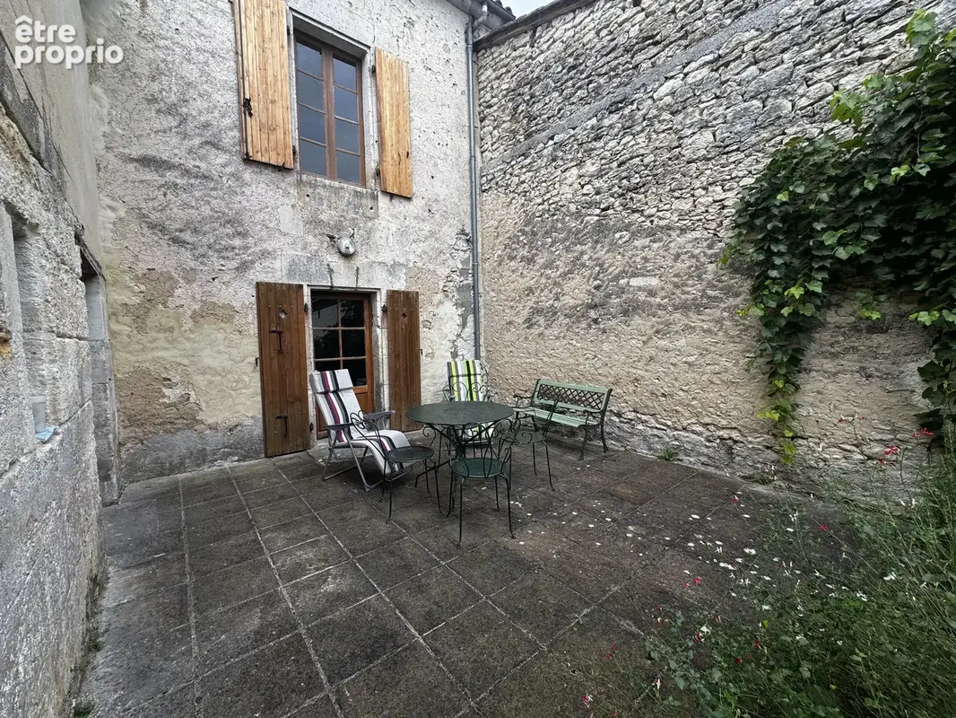 Maison de caractère avec beau potentiel - Champagne-et-Fontaine - photo 10
