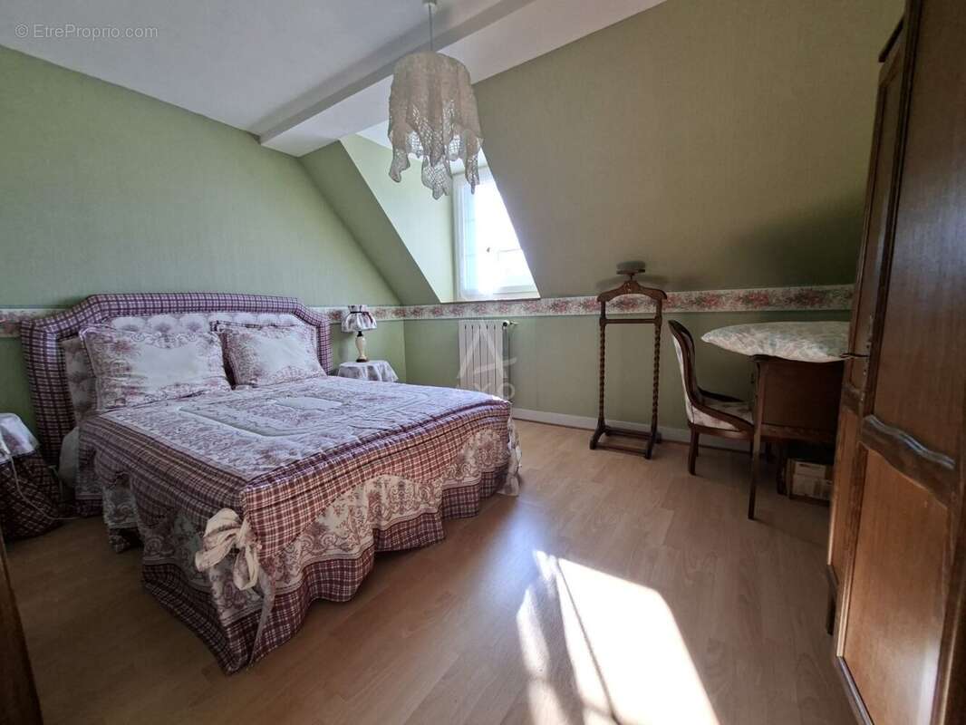 Rare sur le marché, cette belle longère de caractère de 168 m2 habitables, implatntée sur un beau terrain de 1126 m2 avec piscin - photo 13