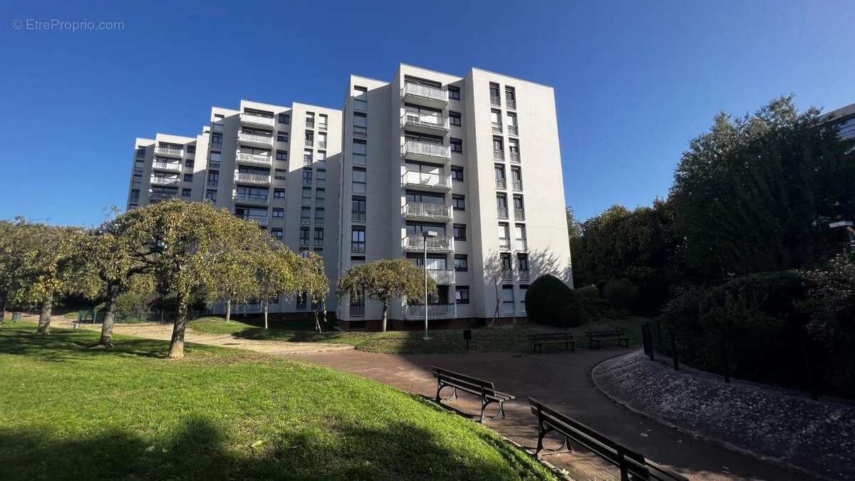 Appartement à LES CLAYES-SOUS-BOIS
