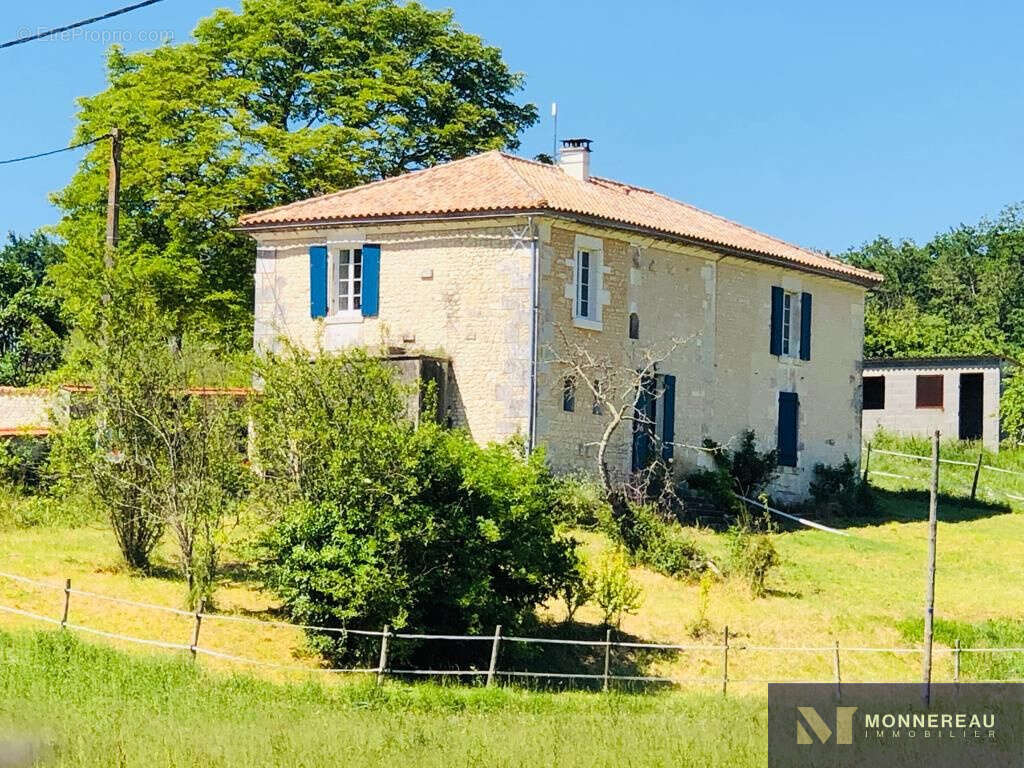 Maison à BARBEZIEUX-SAINT-HILAIRE