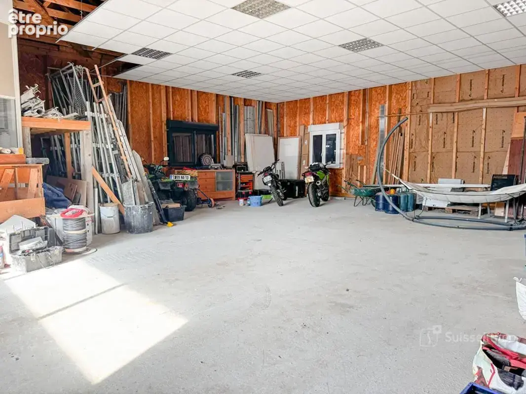 Beaux volumes pour cette maison avec agréable terrain et grande dépendance - photo 13