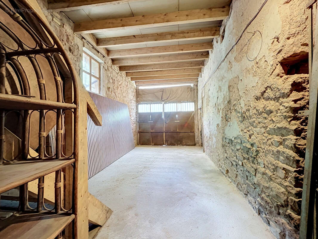 Bâtiment de 600 m2 et 25,44 ares - photo 7
