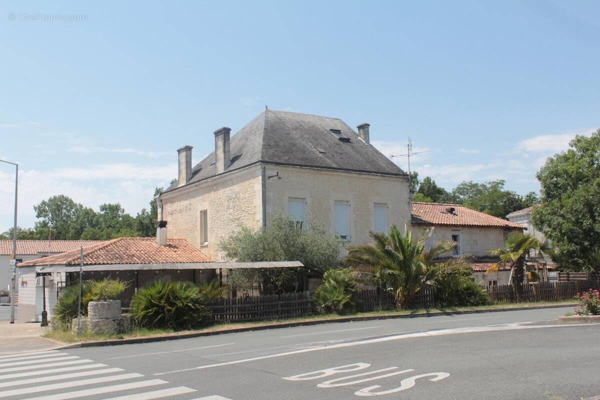 Photo 1 - Commerce à SAINT-GENIS-DE-SAINTONGE