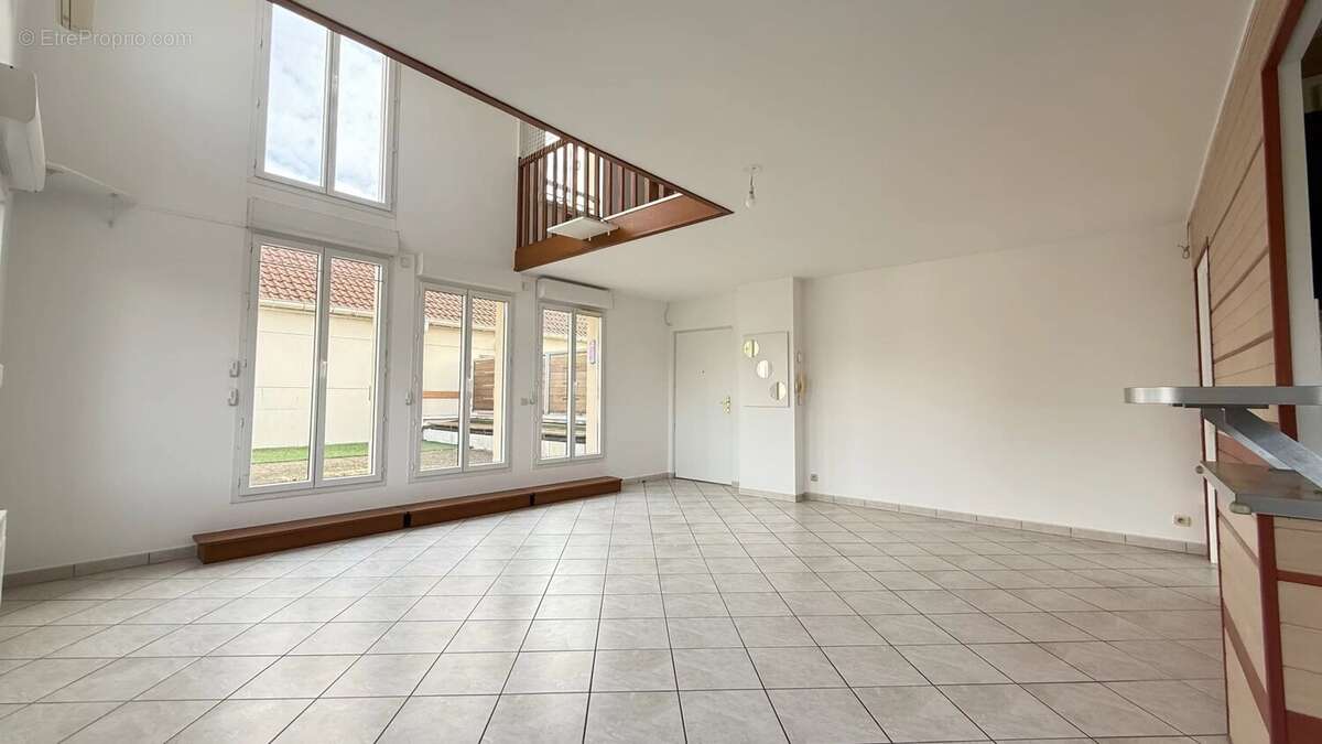 Appartement à EZANVILLE