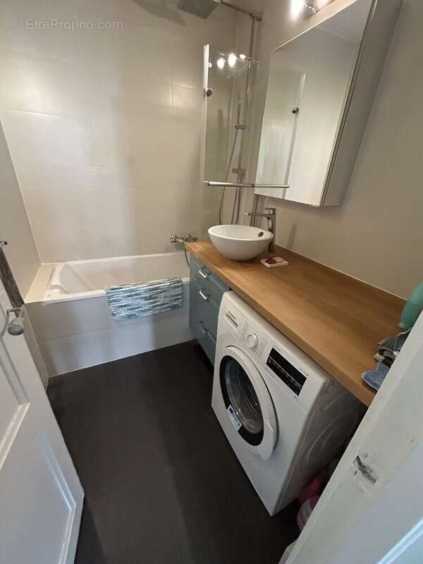 salle bain avec baignoire et lave-linge - Appartement à BOULOGNE-BILLANCOURT