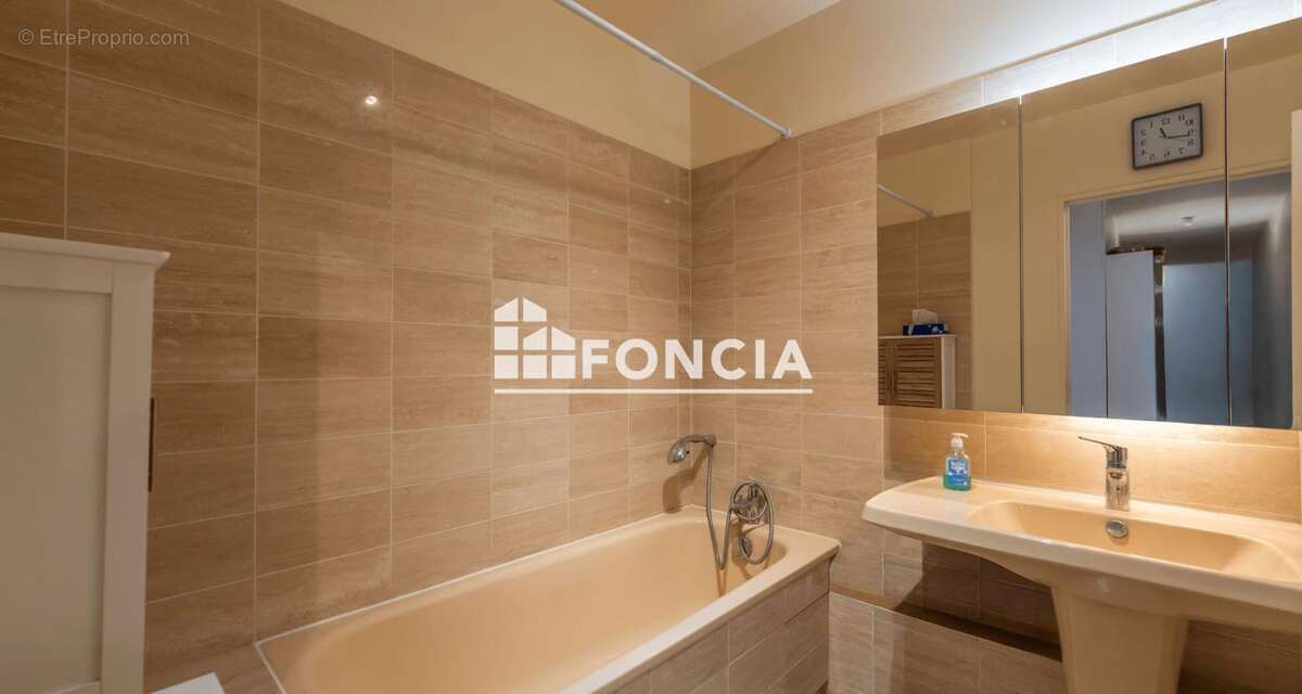 Appartement à COURBEVOIE