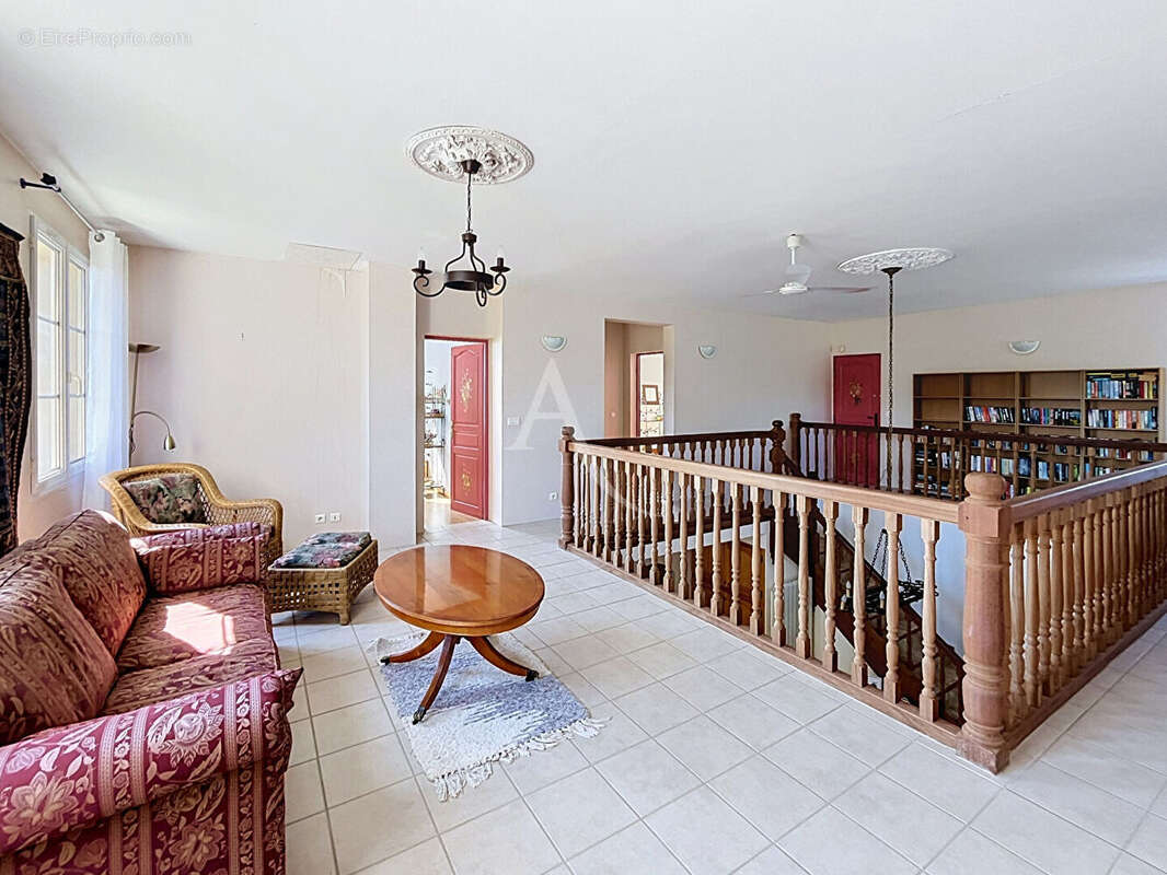 Maison plain pied de 229 m² avec 5 chambres, sous-sol complet, double garage et jardin clos à 3 minutes de Prayssac - photo 10