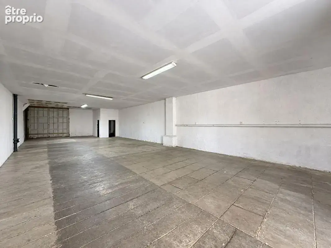 CARCASSONNE CENTRE-VILLE - Garage de 168 m² avec double accès et grand volume - photo 4