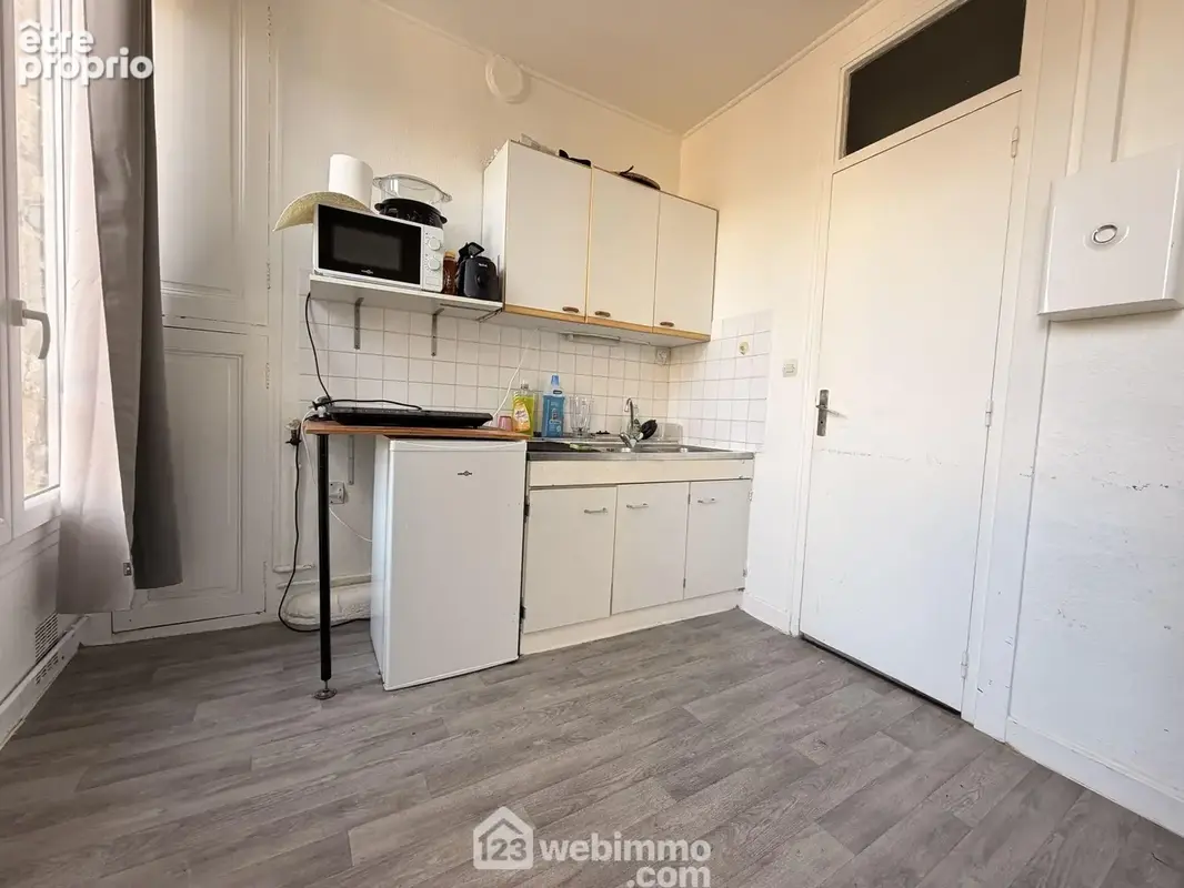 A ses cotés, l'espace cuisine de 9 m²