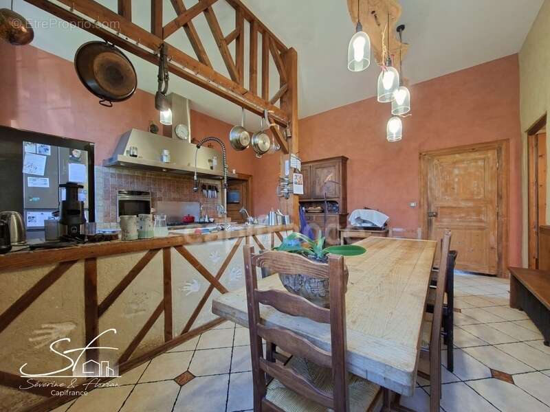 A vendre - Demeure de caractère au fort potentiel - 14 pièces - Saint-Hélène-du-Lac (73800) - photo 6