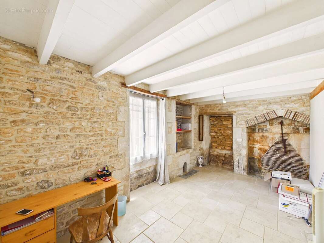 Propriété de caractère exceptionnelle avec appartement indépendant, potentiel gîte, garages et grand hangar - photo 3