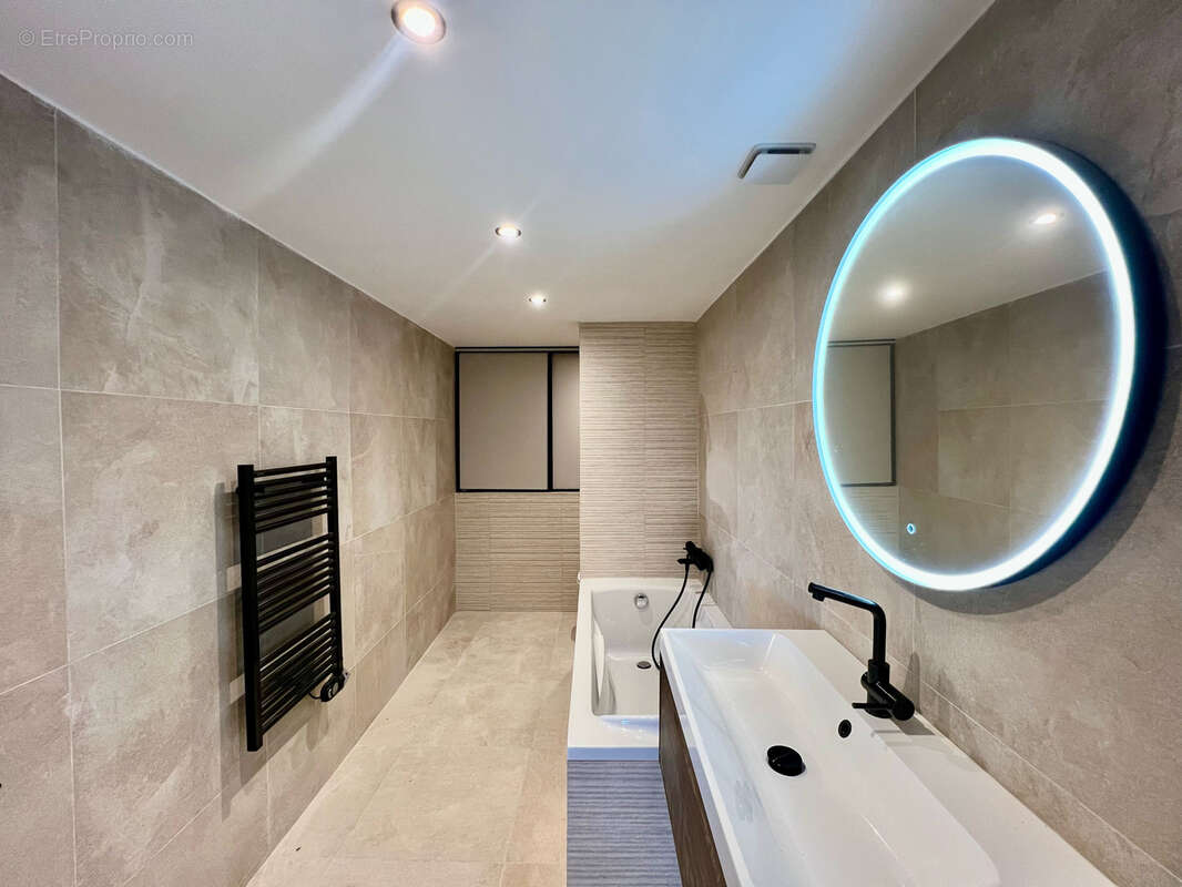 Appartement à SAINT-LAURENT-DU-VAR