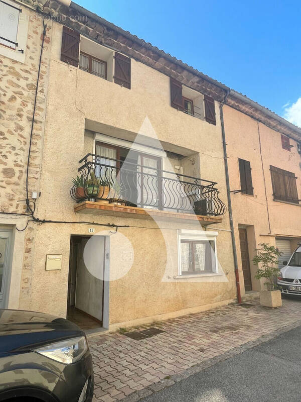 Maison à VINS-SUR-CARAMY