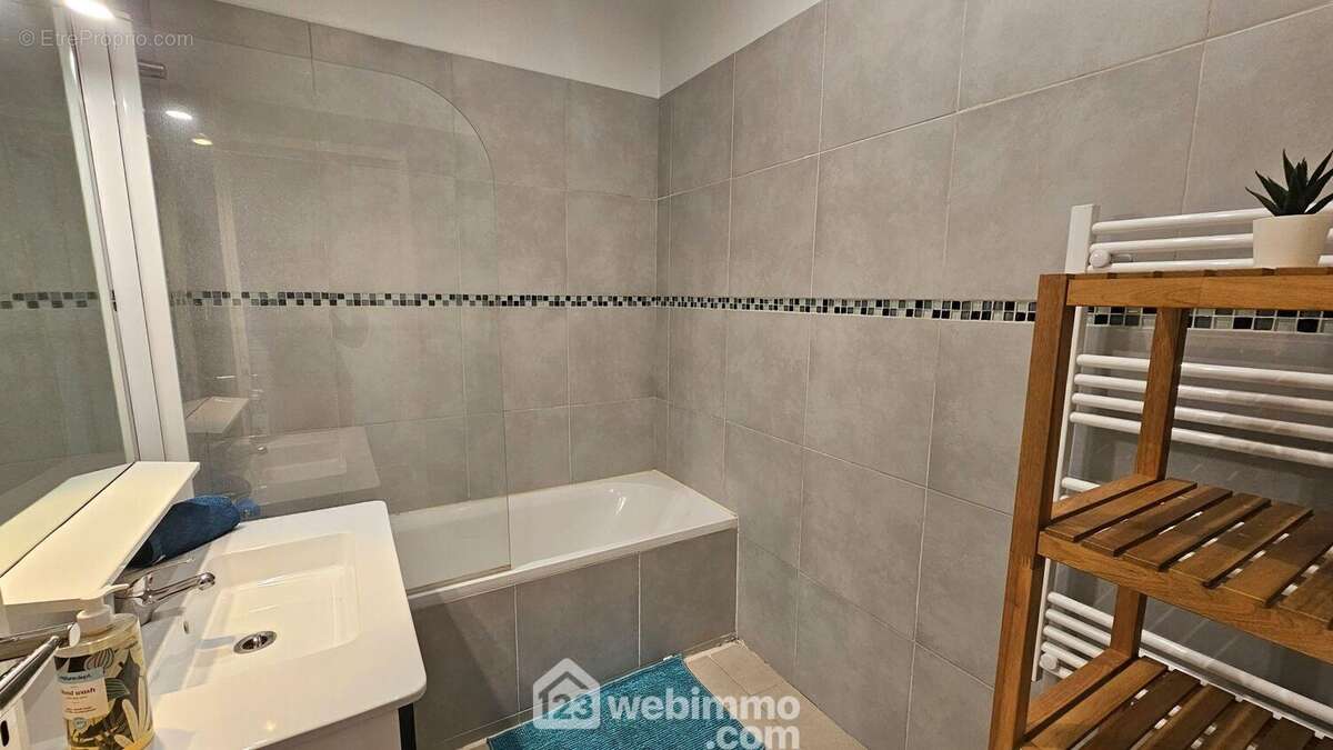 Une salle de bain de 4 m² toute carrelée. - Maison à FONTAINEBLEAU