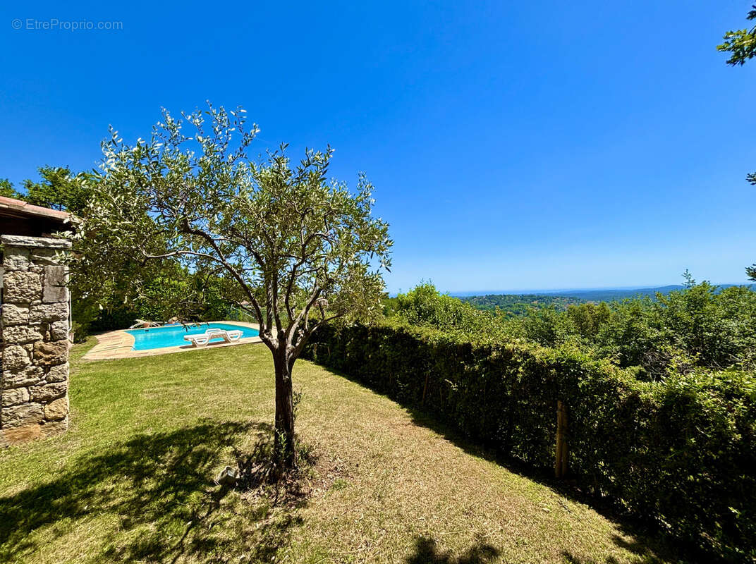 Maison à CHATEAUNEUF-GRASSE