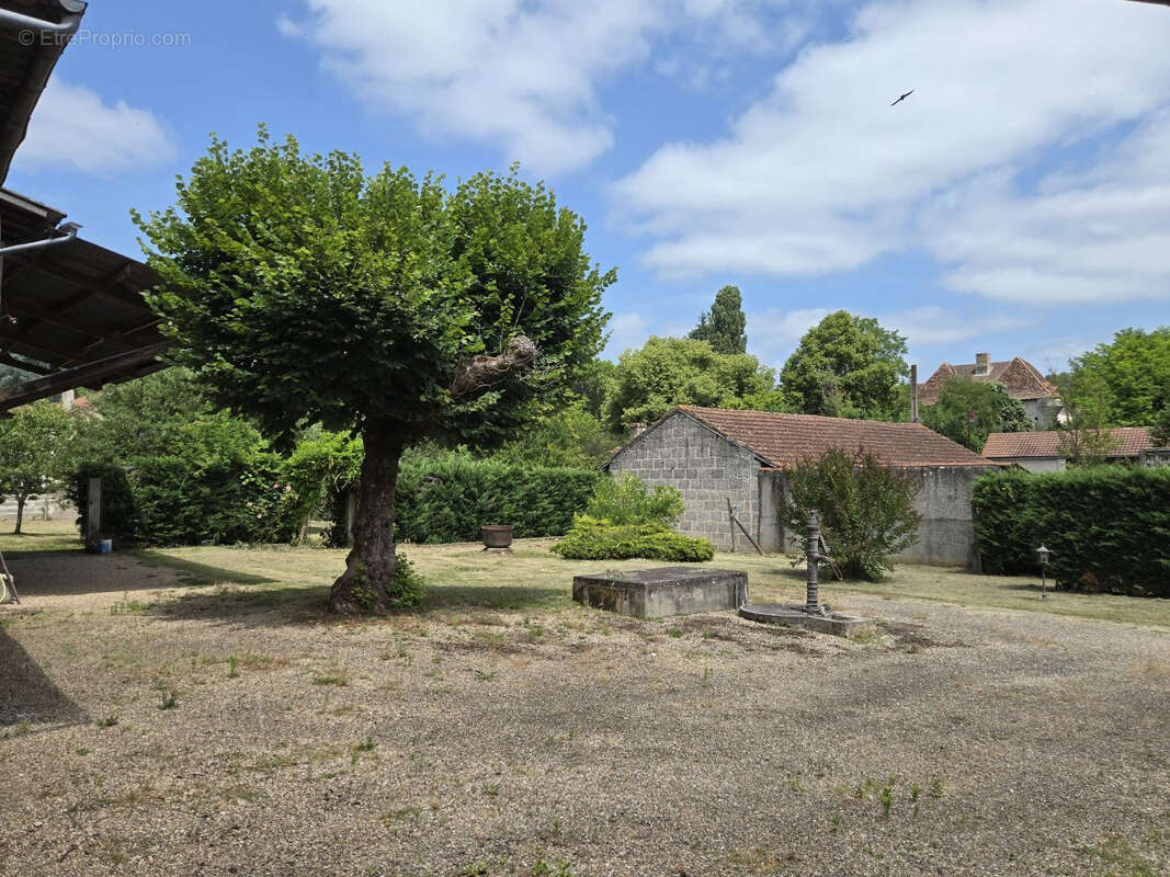 Maison de caractère avec dépendances et terrain - photo 2