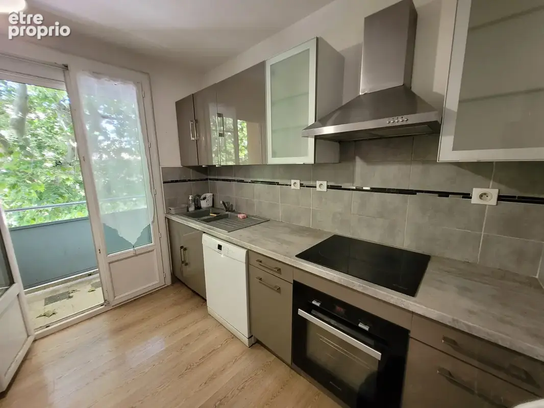 Narbonne Appartement de type 3 de 60 m2 habitables, coeur de ville, situé au 2ième étage avec ascenseur. - photo 3