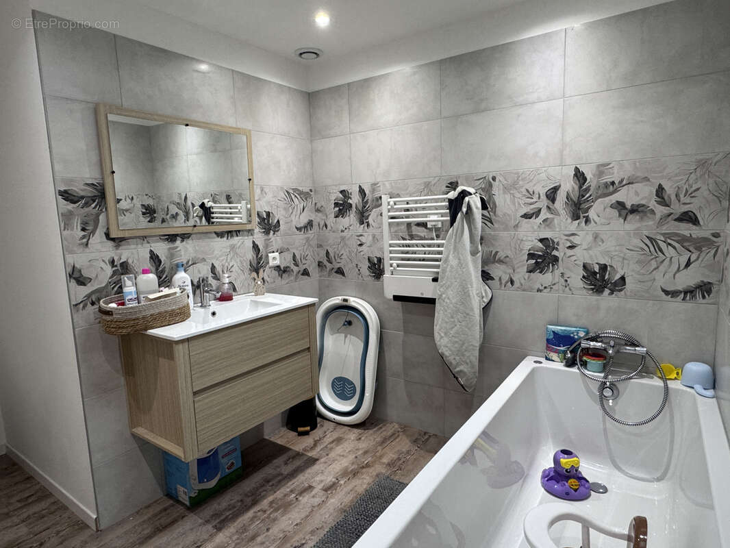 Maison à VILLENEUVE-LES-GENETS