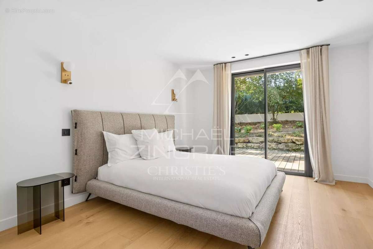 Mougins – Villa familiale rénovée dans un domaine confidentiel - photo 8