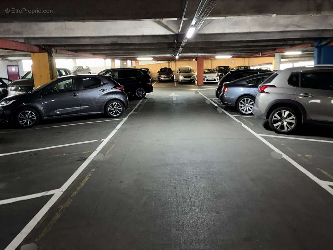 Parking à PARIS-17E